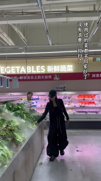 都说甩一甩能省两块钱#买菜甩水 #搞笑