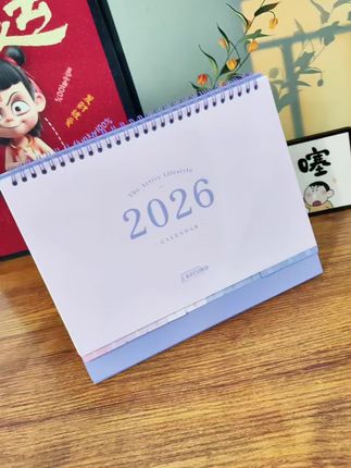 新的一年怎么少的了一个好看的#台历 ,它是撞色的,有4种颜色,排版!而且后面还有备忘录贴纸,想贴哪里贴里,真的超级方面#2026 #台历 #强烈