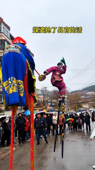 今天下午,小米高跷队在仲宫,不顾雨后路滑,坚持演出,难度不降反升。#拍摄现场直击 #各地民俗舞起来了 #民间绝活 #踩高跷#非遗传承