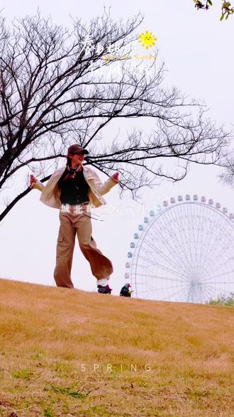 樱花树下,站谁都美🌸
突然明白为什么说樱花有治愈力
当站在漫天飞舞的樱雨里
每一片花瓣都在告诉你:
"亲爱的 你本来就很美"
今天在樱花大道走了三遍
看着花瓣飘落的轨迹
突然想通了很多事——
那些焦虑的夜晚
那些勉强自己的时刻
原来都是对自己的辜负
樱花从不问"我够美吗"
它只管绽放
路人驻足惊叹也好
无人问津也罢
它都开得理直气壮
所以啊
亲爱的你
要像樱花一样
和闺蜜在一起时活泼可爱
独自一人时安静从容
在爱情里不卑不亢
在职场上自信发光
你本就如樱花
站着就是风景
起风时飞舞
静止时成画
这个春天
愿我们都能活成
"我很好 跟谁在一起都很好"的模样✨
#女性成长 #治愈系 #春日氛围感 #泰安
#这个季节是属于樱花的