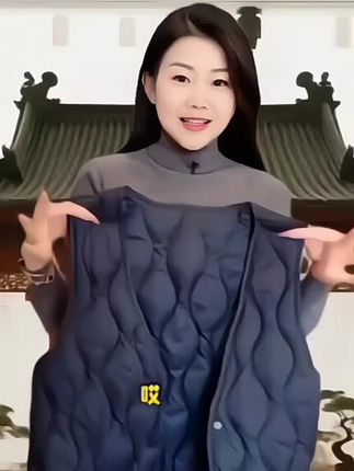 羽绒马甲女秋冬新款V领轻薄贴身白鸭绒内搭背心马夹#羽绒马甲 #内搭背心马甲 #保暖马甲 #亲薄贴身马甲 @抖音小助手