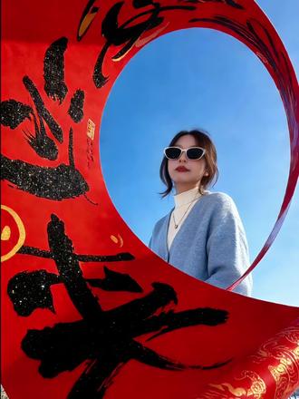 对联一拿,墨镜一带,年味就来了! #豆包P图已经nextlevel了 #豆包出大片有两把刷子 #豆包把拜年玩明白了#豆包爆改真有两下子 #豆包ai