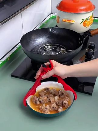 这个防烫夹真的太好用啦,三合一的设计,有了它端热菜热饭再也不怕烫手了,而且它还是个开瓶夹 #厨房好物 #防烫夹