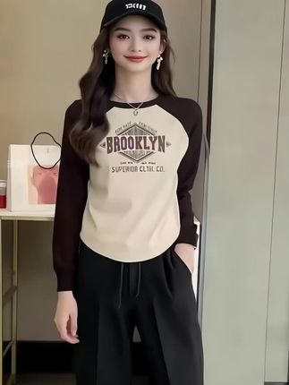 这款拼色长袖打底衫也太好穿了吧~撞色设计简约又有层次感,上身显瘦还百搭,春秋单穿、内搭都很绝。#创作灵感#大码女装#打底衫女#早秋穿搭 #时尚穿搭 #洋气减龄#显瘦穿搭#遮肉显瘦#气质穿搭