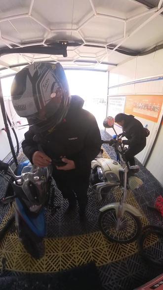 计划很完美:先把旧车洗干净,卖个好价钱。
现实很骨感:12块,就呲了一股水…(毛巾擦了也算洗了!)
但结果是快乐:朋克190到手,80以下震动小太多,体验直接起飞!
宗申优米,感谢陪伴,三箱护杠全送,寻个有缘人。#换车 #夫妻日常 #摩托车的快乐 #创作者中心 #创作灵感