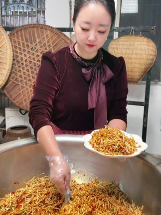 云贵川的老乡们,爽脆下饭折耳根做好啦!#美食 #地方特色美食 #折耳根鱼腥草