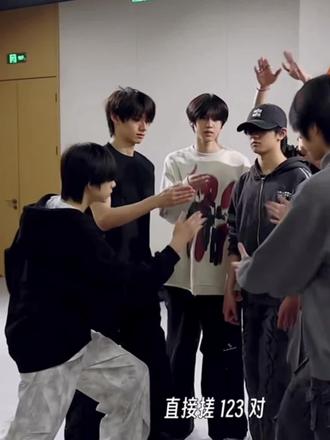 美杜莎练习室小品,又吃上饭了哈哈哈哈哈哈哈哈哈哈#橹穆 #星途璀璨 #新年音乐会tf家族 #新音纪录片