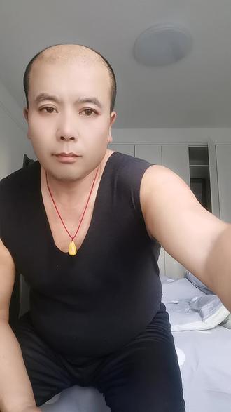 祝韩策策新年快乐,家人健康快乐。
飞仔加油新年快乐,全家幸福。