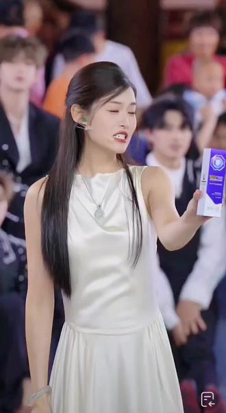 #热门海莉姐 要体验企业文化!#舞台互动瞬间 @王林🍃·银河系001 @紫霖-爱乐L @灿阳-爱乐L @ #舞台互动