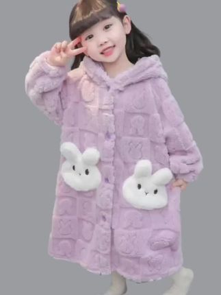 冬季儿童法兰绒睡衣穿上舒服还好看,儿童浴袍面料柔软舒适,冬款珊瑚绒睡袍出门也能穿,女童卡通浴巾用上在不感冒了,小童保暖睡衣小美女们的最爱