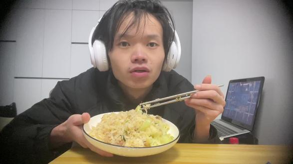 00后宅男通宵玩游戏,下午起床做炒饭,来不及了 #孤独美食家 #生活 #生活vlog #日常