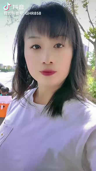 喝酒的人,喝的不一定是酒,有的是在解忧愁,有的是在解相思苦,有的是在释放压力,有的是在用酒浇灌自己的仕途。#今天的风和我都是甜的