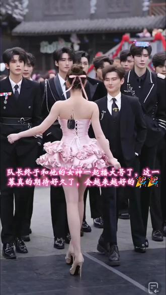 #龙浩天 #龙浩天瑶瑶 #我的女神 #合播了 #龙浩天喊你回酉阳过年 队长大号终于和他的女神一起直播了,已经半年多了,这一幕期待好久了,她回来了,两人一起跳舞了,虽然是背对着的,但是已经很满足了,期待下一次的转身,这个大号真的承载了两人一起的回忆,也是我们2米团和211的回忆,今天她终于来了,圆了我们的梦,队长牙齿又冻感冒了,又是开心的一天,自己有点紧张可激动了,话都说不清楚,希望两人越来越好,2米团和211一直在,一直守护着龙瑶❤️❤️❤️@龙浩天🐲(六号酉阳桃花源广场直播) @龙浩天(生活号) @AI瑶瑶☀️ @瑶瑶小撑腰☀️