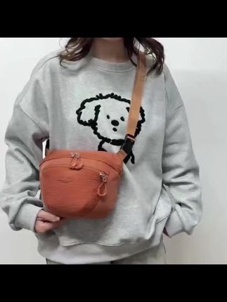 姐妹们,你们快看这个包包,我真的太喜欢了!它就是那种很简单的款式,但是上身效果特别好,而且它的面料是那种防泼水的,下雨天也不用担心会淋湿。这个包还特别能装东西,像我们平时出门要带的手机、钥匙还有气垫,它里面都有专门的隔层可以放,真的很好用!#包包