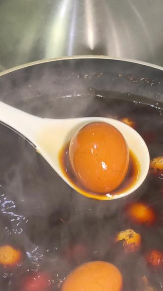 云南媳妇给东北老公的做饭日常 | 五香茶叶蛋 🌶️ 当云南茶叶蛋遇到东北胃:香到连壳都想嗦干净!
🍃 茶叶蛋界的“温柔猛击”:
不用浓茶,只用香料
蛋壳裂出琥珀纹,咸香从缝隙钻进去
蛋白Q弹,蛋黄沙软入味
东北老公一口一个:“这比卤肉还下饭!”
👇 云南媳妇改良版「香料茶叶蛋」:
1️⃣鸡蛋洗净,冷水下锅,水开煮5分钟,立刻丢进冰水(好剥壳的关键!)
2️⃣锅中重新加水,加1.5勺生抽、1勺老抽、盐、鸡精(汤要比平时喝的汤咸一点)
3️⃣倒入香料全家福:八角、桂皮、香叶、花椒、干辣椒、小茴香、普洱茶碎(灵魂!)
4️⃣香料水煮开5分钟,逼出香气,再放入敲裂的鸡蛋煮5分钟
5️⃣精髓所在:关火泡一整夜!第二天加热一下,香透蛋黄!
💡 南北风味小贴士:
✅云南特色:加少许普洱茶碎,解腻增香,蛋色更亮
✅东北偏好:汤可以咸一点,搭配米饭、馒头超实在
✅裂壳技巧:冰水后轻敲,裂纹均匀又漂亮
✅泡一夜比煮很久更重要,耐心让味道钻进去!
🍚 吃出花样:
直接吃、配粥、泡面加一颗
甚至把蛋黄压碎拌米饭——老公发明的“土匪吃法”
👫 平淡日子里的浪漫:
我慢慢煮一锅蛋,你呼呼吃掉一大半
壳上的纹路,像我们一起走过的曲曲折折
最后甜一句:“明天想吃啥?我给你卤个全世界。”
👉 关注我们,看云南媳妇如何用香料“征服”东北汉子!
❤️点赞收藏,你的茶叶蛋也该换个配方啦~
#dou上热门 #抖加小助手 #五香茶叶蛋 #早餐吃什么 #今天晚上吃什么