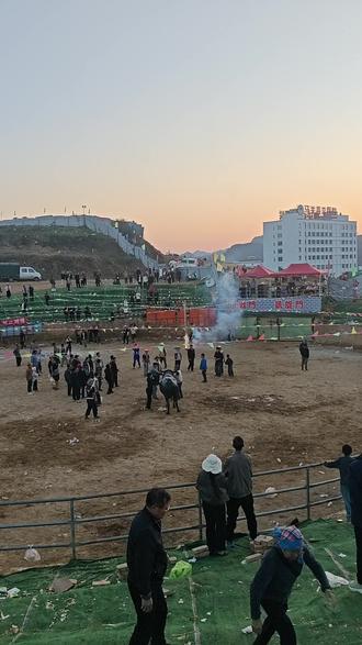 #演出现场拍摄
🔥实拍!这才是牛身上的狂欢节!🎪 人山人海挤爆民俗现场,烟火气里藏着最野的热闹!🐎 你敢信这是真实的花山节?🤩
✨黄昏下的民俗盛宴太震撼!🤩 人群里藏着最地道的狂欢,烟火气中牛舞超带感!🥳 这才是真实的花山节现场!这就是争霸赛的最后胜利者