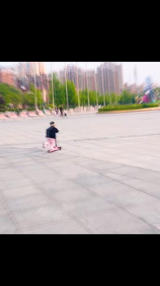 #真实经验分享计划 #亲子乐园综合体 #太空城亲子乐园 #星光汇亲子乐园 天暖和了,吃完晚饭,天还没黑,娃也还需释放精力。很久不来欢乐谷了。
欢乐谷正在改建,门口附近调整蛮大的。摩天轮主体结构已经建成,期待在家门口就可以坐上摩天轮。
对于小龄孩子来说,傍晚来欢乐谷放电还挺合适的。
游客本来就少的工作日,这个点,游客大多已经出园,附近的大孩子们正在努力写作业,只有糖果王国这里有不多几位还没有课业烦忧幼儿园级别的小朋友散落在不同的区域,几乎打不着照面,连周末排大队的旋转木马也是随便坐。
不得不说,欢乐谷的游乐设施不管是质量还是设计都是很夯的,蜜糖王国的色彩配上夜晚的灯光和将黑未黑的天幕,真出片啊。#室内室外双园游乐园