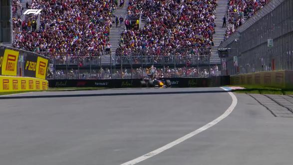 2026 F1加拿大冲刺排位赛集锦 F1官方出品 |🚦 2026 F1 05 /22 加拿大🇨🇦大奖赛冲刺排位赛集锦🏁~5.23
🔴吉尔斯•维伦纽夫赛道
2026赛季F1世界一级方程式锦标赛第五站加拿大大奖赛冲刺排位赛在吉尔斯•维伦纽夫赛道结束,梅赛德斯车队拉塞尔夺得杆位,他的队友安东内利落后仅0.068秒位列第二,两台梅赛德斯将包揽冲刺赛的发车头排。两台迈凯伦则是占据了第二排,诺里斯稍快0.019秒排名第三。
法拉利车队:勒克莱尔P6,汉密尔顿P5。
梅赛德斯AMG车队:拉塞尔P1,安东内利P2。
P4-P10依次为:④皮亚斯特里、⑤汉密尔顿、⑥勒克莱尔、⑦维斯塔潘、⑧哈贾尔、⑨林德布拉德、⑩赛恩斯