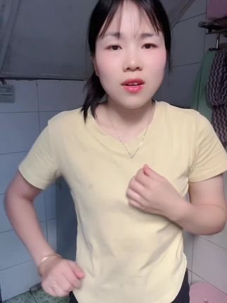 这个项链是四叶草形状的,999足银不会变色的,我戴了这么久还是亮闪闪的,我自己觉得当做一个小饰品还是很不错的,喜欢的姐妹可以放心入手哈!😄