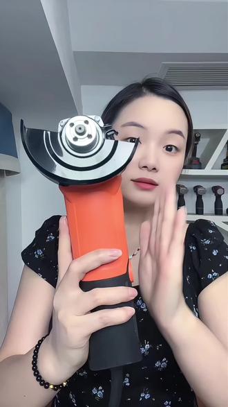 家人们来大好事了,这可真是大姑娘上花轿头一回啊,前几天还179呢,现在厂家为了庆祝,19周年冲刺本月的排行榜,直接拿出100单放福利,今天200多,不要100多不要,连武士也不要了,具体多少钱,直接点下方小黄车,我怕吓到你,这个价格便宜到家了,大功率3880瓦,转速是11000转,久用不烧机不发烫,六档调速,可自由调节快慢。小蛮腰机身,铝制机头,纯铜大电机,两边前面都设有散热口,加厚的防护罩更安全。加粗电源线配件都给你带回家,数量不多,拼好手速。用得上的大哥下方小黄车带回家。美国创一角磨机多功能打磨机磨光机手磨机抛光机手砂轮电动切割机#双旦礼物男大女大赢麻了 #角磨机 #五金工具 #高性能实用工具 #强烈推荐