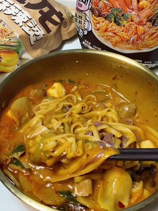 李海龙麻辣烫一出新品,火速买回来了,丸子也给配了,蔬菜巨多,配上酸甜醋汁味道更绝了#今天晚餐长这样 #麻辣烫 #夜宵 #速食美食 #宵夜