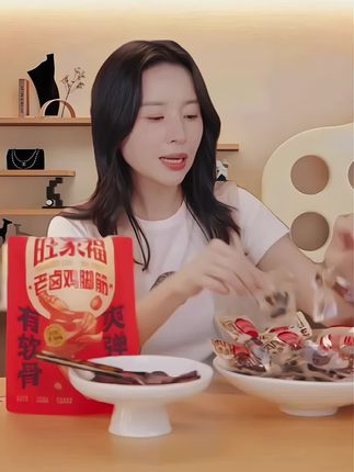 怪不得我喜欢的美食博主 董洁 都在推荐!这个鸭掌太太太疯狂了!好吃到美食博主一天炫一袋!尤其是这个卤香~我的天!太入味了!#零食推荐 #好吃到停不下来 #下酒菜 #追剧小零食 #低卡又解馋的报恩零食