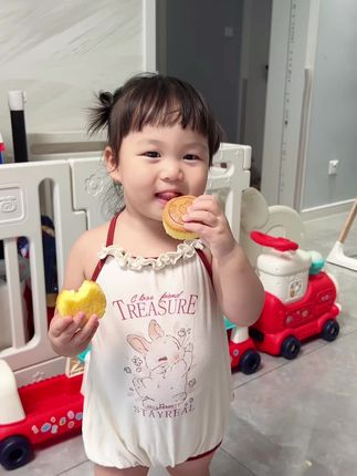 好吃的东西就要全家一起分享#宝宝爱吃 #女孩子是最可爱的生物 #我的双胞胎宝宝