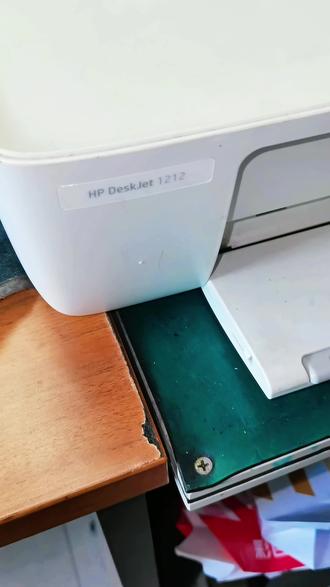 惠普1212打印机灯闪不打印,拆开发现竟是... 我的惠普1212打印机就一个电源键,但开机后灯一直闪,完全没反应。本来想着拆机看看啥问题,结果打开就懵了——里面居然进了蟑螂!#打印机 #打印机故障处理 #家用打印机推荐 #家用打印机推荐孩子用 #菏泽同城推荐