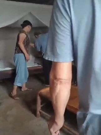 今天两个哥哥都做事去了,妹夫一个男士搞不定,只好喊七十多岁的叔叔帮忙#老年痴呆,洗澡难,真实视频