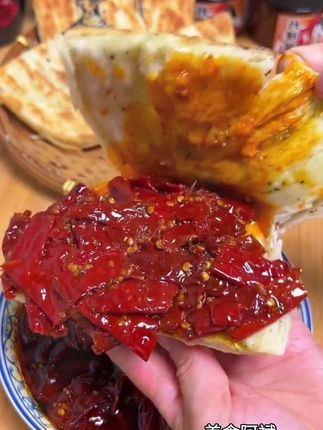 每次去水盆羊肉店!不为吃水盆就想吃一口人家的辣子酱夹馍太香了#辣子夹馍 #妈呀太香了 #辣子夹馍