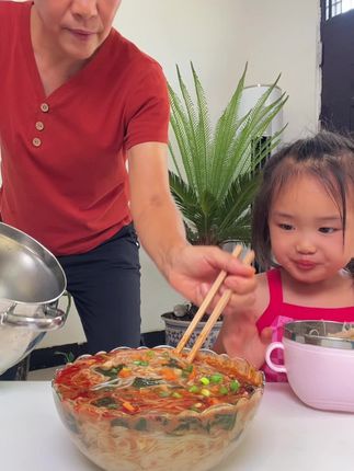 视频同款宛禾麻酱米线39块9到手十袋,喜欢吃的朋友们拍去吧。