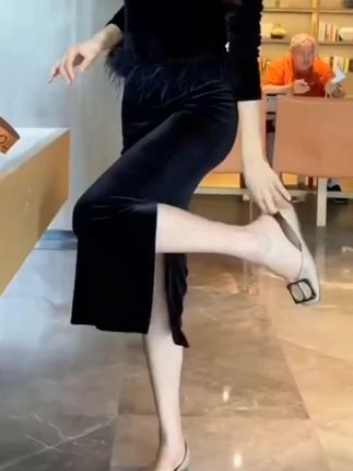 #丝绒半身裙#洋气减龄#显瘦穿搭#显瘦半裙裙#谁穿谁好看