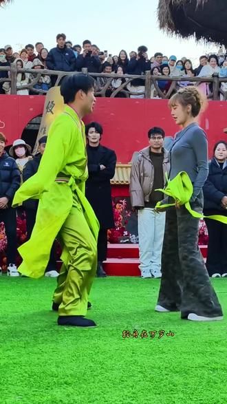 美女和老嫂子斗舞#万岁山斗舞还是太有节目了 #万岁山老嫂子 #万岁山沉浸式互动体验封神 #万岁山武侠城 #万岁山武侠城就是社牛人的主场