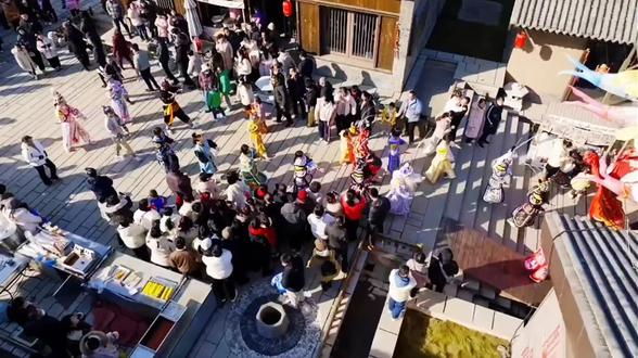 春节出游就来日照天台山!一票畅玩八大主题,百场演绎全天不间断。沉浸式 NPC 巡游、非遗绝活、震撼杂技、孔明灯祈福、仙气不倒翁,互动还能赢银票!年味拉满、好玩又出片,全家过年必打卡,刷到赶紧囤!#天台山武侠奇幻城 #日照 #春节去哪玩 #春节休闲娱乐#春节亲子好去处