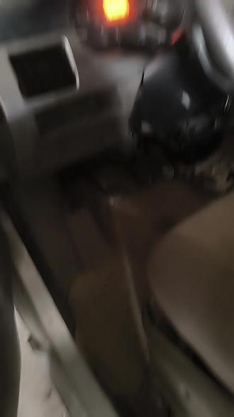 这个面包车的油箱是怎么打开的?想加油打不开油箱😰