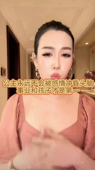 很多人惋惜这段跨国恋的结束,却不知盈公主的离开,从来不是一时冲动,而是长期积累的失望,是三观、性格与生活理念的彻底不合,更是触及底线的无法容忍。而真正压垮这段感情的,是触及底线的问题。再加上两人文化差异巨大、性格格格不入,一个是独立清醒、一心搞事业的女强人,一个是安于现状、把帅气当资本的异国模特,价值观从一开始就南辕北辙。当爱意被无休止的消耗、委屈与失望磨平,当所有期待都变成落空,离开,成了盈公主唯一的选择。#盈公主#纳迪尔