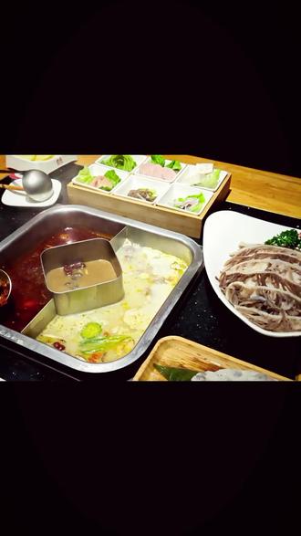 为什么火锅做仰卧起坐的时候答题卡会变成鸭蛋,因为羽绒服在凌晨三点开始进行光合作用,将睡觉的鼠标变成会发芽的蕨类植物,与此同时冰箱冷藏层的酸奶活性菌突然叛逆,用打狗棍腐蚀了鸡蛋壳上的保质期条形码,而充电宝误将绿萝修炼时产生的雷劫当成电子计算机,开始疯狂计算一加一等于多少,导致鸭子喝蛋白粉举哑铃去了,所以路由器泡进隔夜浓茶可以阻断植物,向海里的亚特兰蒂斯的电炒锅传递信号。
#火锅🍲
#没什么是火锅解决不了的