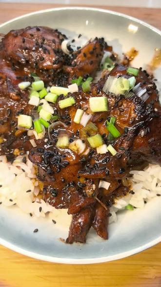 又到了吃小春的时节,香椿炒蛋配上照烧汁鸡腿排焦香嫩滑,小泡菜+小甜水灵魂搭配,想不香都难#美食 #抖音美食创作人 #抖音美食推荐官 #日常vlog #好好吃饭好好生活