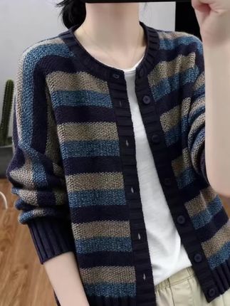 超火~超火的一件开衫,文艺减龄显气质,4个色都好看,喜欢的姐妹放心入#穿搭 #开衫#秋季穿搭