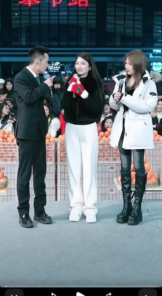 海莉姐认索图的女儿认干女儿,恭喜海莉姐多了一门亲事#认干女儿 @索图 @DOU+小助手