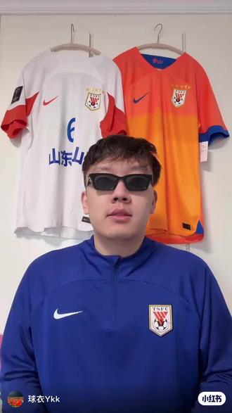 一个好的球衣广告会影响球衣的颜值么?
好的球衣广告会影响球衣的颜值么?
来看看泰山队这件可以被称为“光板”的客场球衣吧。
#球衣 #足球 #北京国安 #山东泰山 #上海申花