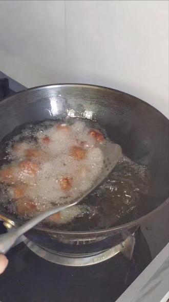 #抖音年味争霸赛 #正统派 #真实生活分享计划 #美食教程 #美食分享 炸丸子十个人有九个人炸不好!今天老王出份炸丸子的保姆级教程,有手就会非常简单。快为你家的年夜饭添道菜吧,学会的小伙伴一起在评论区里展示一下成果吧!