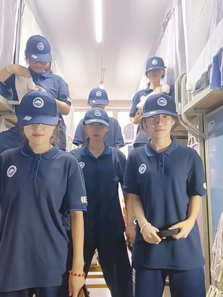#东秦#985#大一新生#军训 校六抽象小组@raincatsanddogs @刘10 @Zzz.m @喵喵教会员 @张金鱼