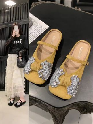 “足下生辉,宛如《诗经》中‘巧笑倩兮,美目盼兮’的灵动。”✨👠 #时尚好物推荐 #精致生活必备
