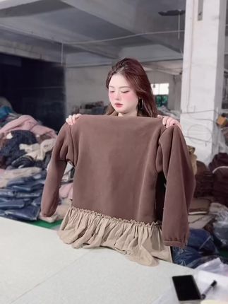 选款、对比面料,就为了让大家拿到衣服时能说句“值”。质感骗不了人,我的用心也一样,直播间等你一起感受这份实在~#看得见的高品质