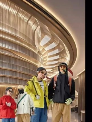 #秋风起时,我们共披这件连帽夹克。抽绳藏住彼此的温度,纯色晕染默契的日常。晨跑并肩,登山牵手,它是情侣间的小暗号,也是独属的安全感。爆款钩子藏在细节里穿同款,爱同频。