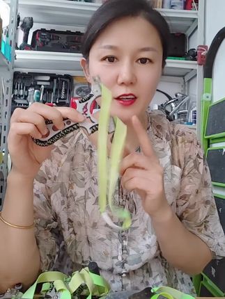 ✨挖到宝!这款金属飞鹰弹弓也太可了吧!扁皮快压设计省心,换皮速度upup~自带激光瞄点,新手小白也能轻松上手,户外实战精准度直接拉满!金属质感棒,握感舒适,耐造又好用~成人专属解压玩具,竞技射击带感!#弹弓推荐 #户外好物 #竞技玩具 #成人解压 #金属弹弓