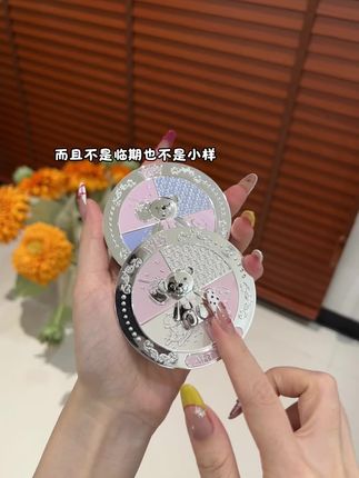 小熊骑士粉饼,添加了角鲨烷各种植萃精华的养肤型粉饼,定妆的同时补水保湿,粉质细腻又轻薄,上脸一秒磨皮#粉饼#平价彩妆 #学生党必备