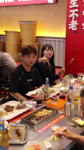 动人的,莫过于三两好友相聚烧烤桌旁,把酒言欢#抖音美食推荐官 #徐州烧烤 #小两口烧烤 #富国街美食