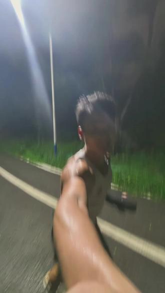 #夜跑的男人 #努力奔跑的荷尔蒙 前天发了一条铁仔山遇到眼镜蛇的视频,评论区出现了两极分化,我想说有些东西顺其自然就好啦。